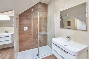 Badekar, hårføner, håndklær og såpe