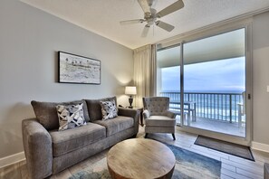 Televisio, DVD-soitin, kirjoja