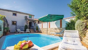 A pool with lounge chairs and a fruit bowl. - Holiday House Marina (Sveti Lovrec)