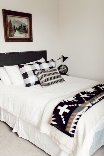 Carlton Landing! Meeting House- Cozy room with queen bed and walk in shower!