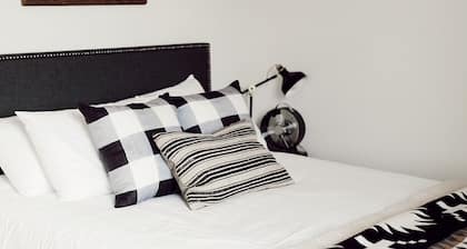 Carlton Landing! Meeting House- Cozy room with queen bed and walk in shower!