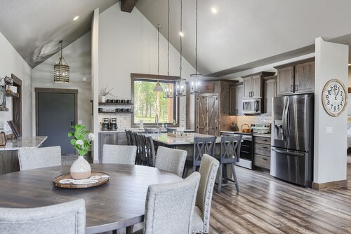 Stunning 3700+ Sq. Ft Lodge w/ Firepit, Hot Tub, Large Garage - Paved!