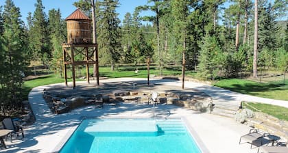 Stunning 3700+ Sq. Ft Lodge w/ Firepit, Hot Tub, Large Garage - Paved!