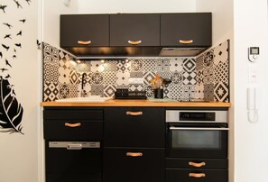 Réfrigérateur, micro-ondes, four, plaque de cuisson