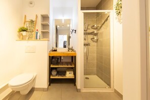 Dusche, kostenlose Toilettenartikel, Haartrockner, Handtücher