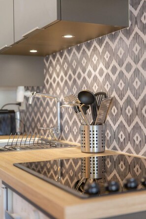 Réfrigérateur, micro-ondes, four, plaque de cuisson