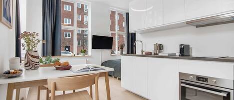 Fridge, oven, stovetop, dishwasher