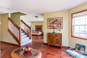 Interior - Wholesome Lakefront Home! - Close to Kalahari-Camelback Sleeps 12 (Tobyhanna)