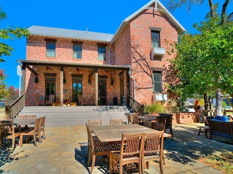 Outdoor dining. Carlton Landing! Meeting House- King bed en suite!