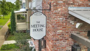 Un edificio de ladrillo con un cartel que dice 'Carlton Landing The Meeting House'.