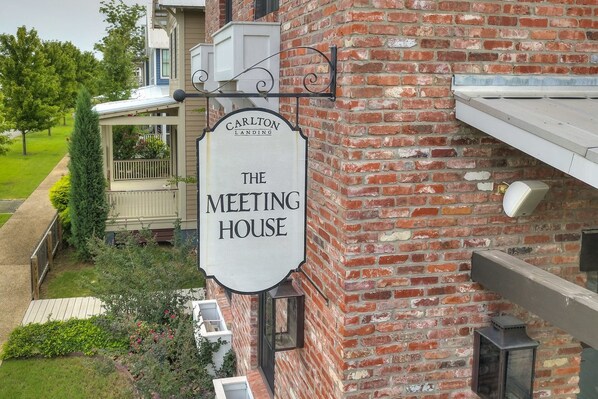 Un edificio de ladrillo con un letrero que dice 'Carlton Landing The Meeting House'.