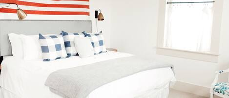 Tabla de planchar con plancha, wifi y ropa de cama