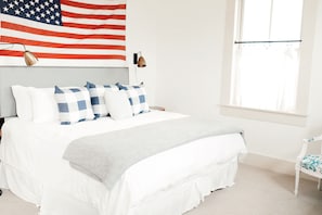 Tabla de planchar con plancha, wifi y ropa de cama
