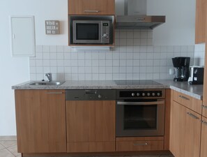 Kühlschrank, Mikrowelle, Ofen, Herdplatte