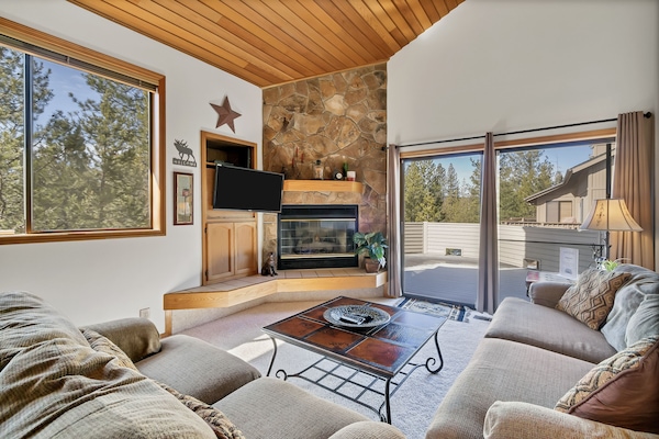 Fernseher, Kamin, Tischtennisplatte