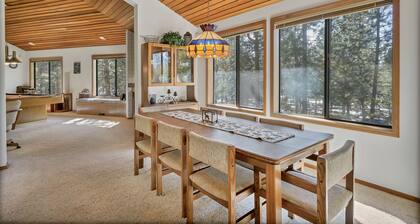 Cozy & Central By Fort Rock Park, Hot Tub, Pool Table, A/C, Bikes, SHARC Passes