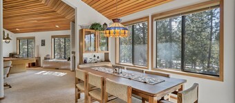 Cozy & Central By Fort Rock Park, Hot Tub, Pool Table, A/C, Bikes, SHARC Passes
