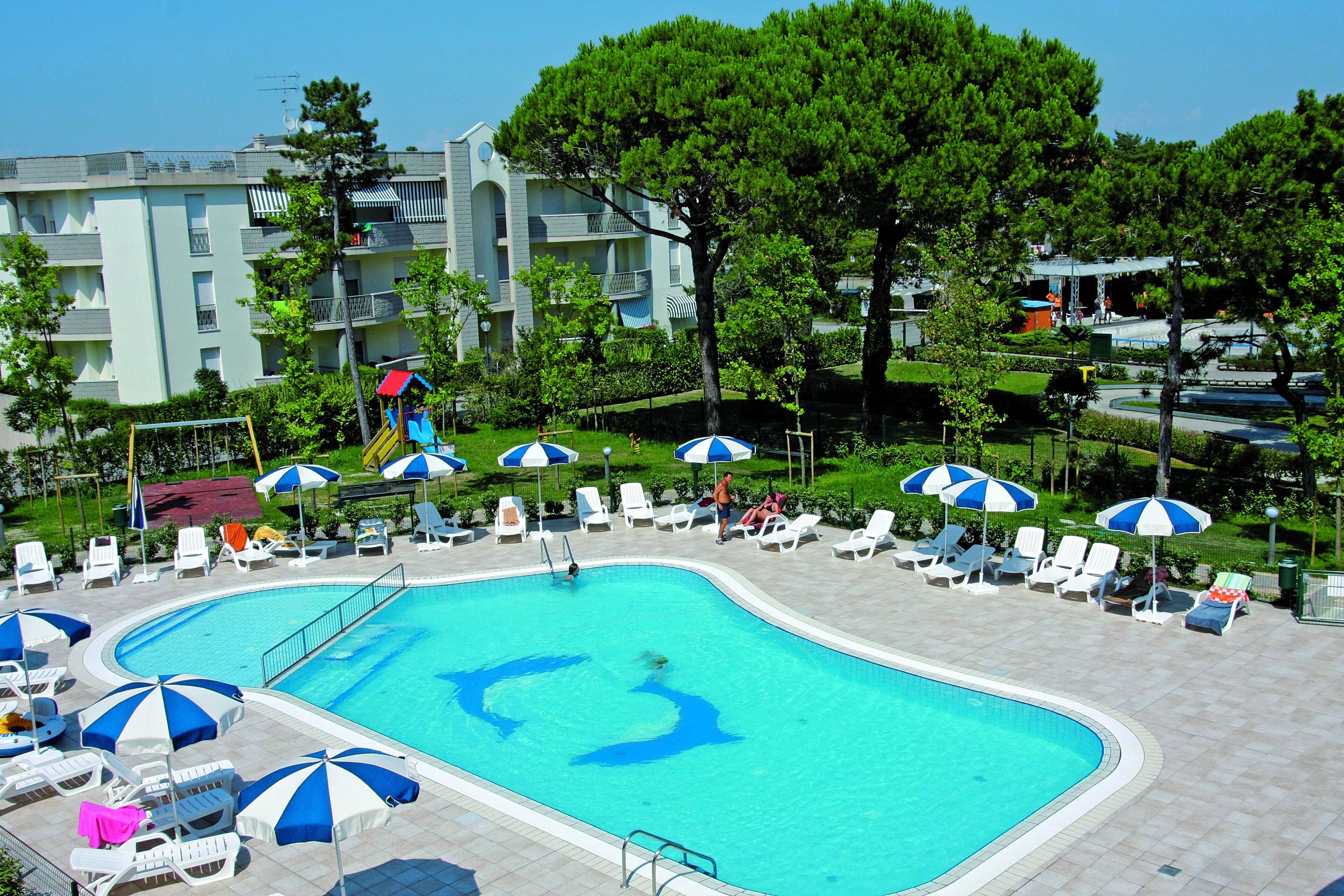 Kolam renang terbuka bermusim 