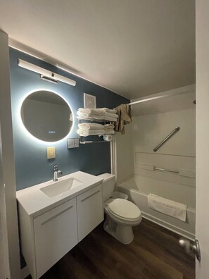 Bathtub, hair dryer - Downtown Salida 2 bedroom condo (Salida)