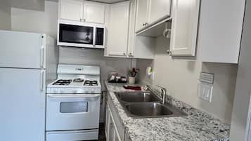 Fridge, microwave, oven, coffee/tea maker