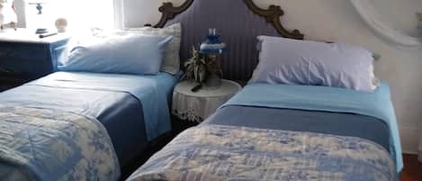3 habitaciones, tabla de planchar con plancha, wifi y ropa de cama