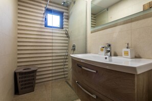 Douche, sèche-cheveux, serviettes fournies, savon