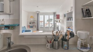 A modern bathroom with a large window, a sink, and various toiletries. - L'Amiral - Plage - Parking (La Bernerie-en-Retz)