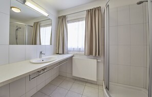 Apartment (Top 1) | Salle de bain | Baignoire et douche séparées