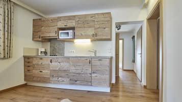 Apartment (Top 1) | Eget kjøkken | Kjøleskap, mikrobølgeovn, kokeplater og oppvaskmaskin