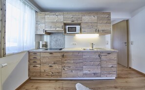 Apartment (Top 2) | Cocina privada | Refrigerador con congelador, microondas y parrilla de estufa 