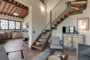 Een smart-tv, een open haard, boeken en een printer