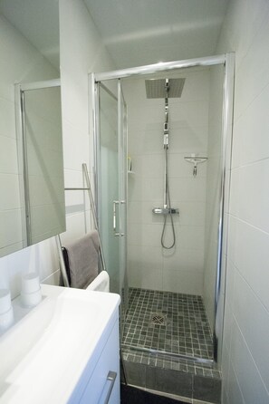 Douche, séchoir à cheveux, serviettes fournies, savon