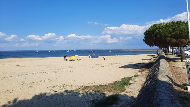 A beach with a clear sky, a few people, and boats in the distance. - Studio port arcachon (Arcachon)