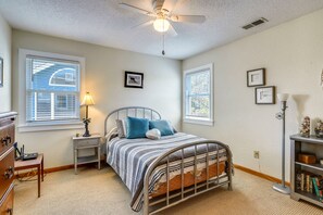 4 bedrooms, WiFi, bed sheets - Oceanside: Private Pool, Hot Tub, 800 feet to beach access, Fri to Fri. (Corolla)