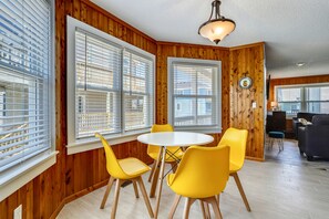 Dining - Oceanside: Private Pool, Hot Tub, 800 feet to beach access, Fri to Fri. (Corolla)