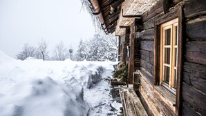 Eine Holzhütte mit Fenster und einer kleinen Veranda.