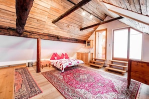 5 bedrooms, iron/ironing board, free WiFi, bed sheets