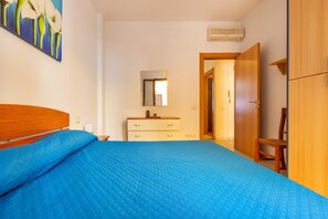 1 camera, ferro/asse da stiro