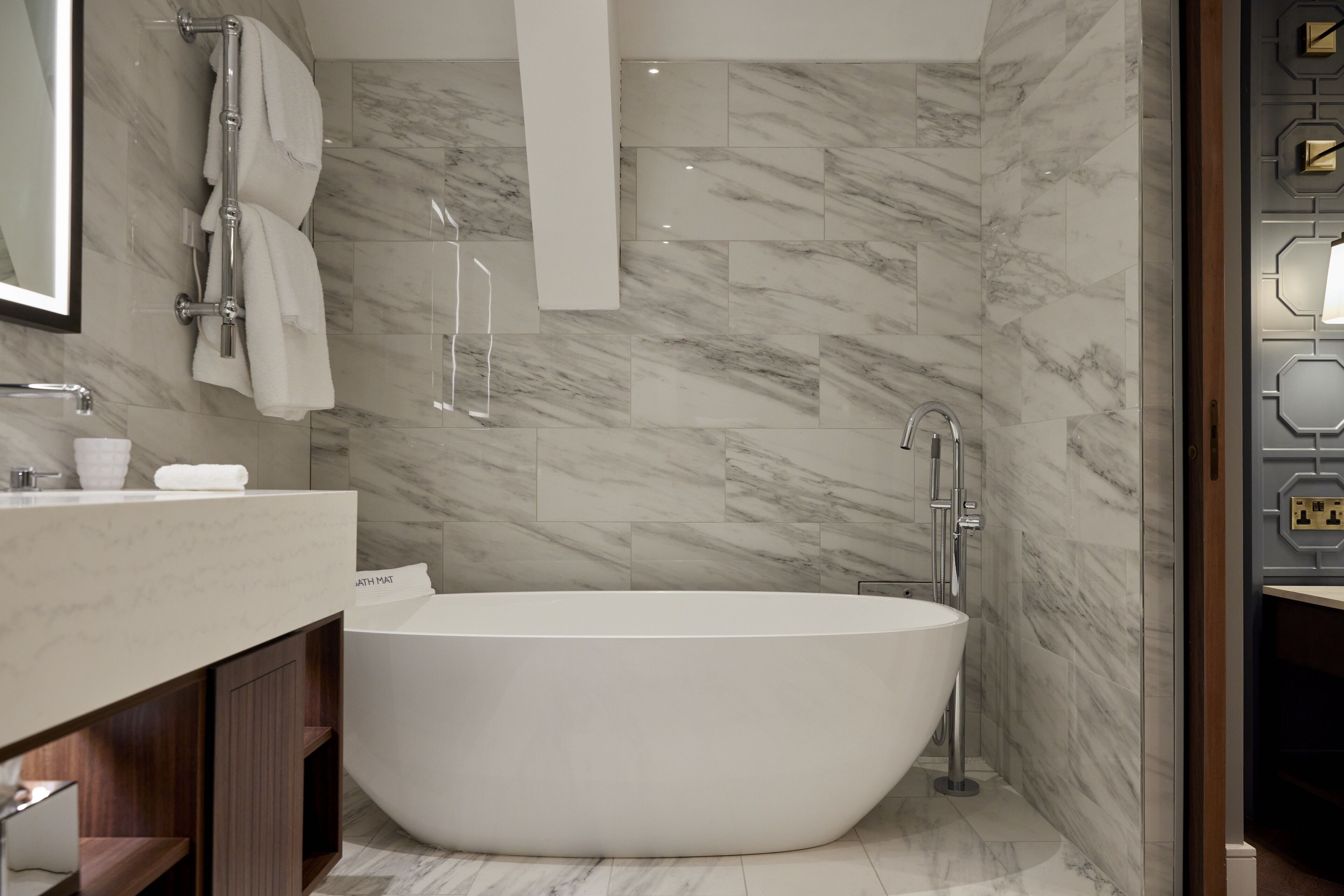 deluxe suite | 1 bedroom, in-room safe, laptop workspace, free wifi