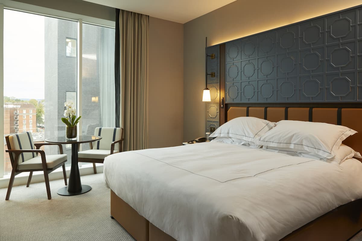 Zimmersafe, laptopgeeigneter Arbeitsplatz, kostenloses WLAN, Bettwäsche