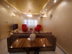 Een 32-inch ledtelevisie met satellietzenders en televisie