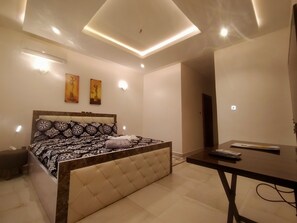 Royal Room | Premium bedding, free WiFi, bed sheets - Nadi Paradise (Abuja)