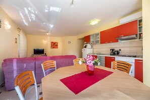 Fridge, microwave, oven, stovetop - Tanja 1 - Apartment Tanja with air condition and wifi internet (Baška)