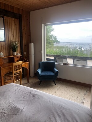 3 chambres, bureau, fer et planche à repasser, lit parapluie