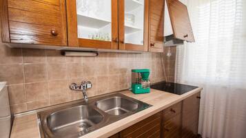 Refrigerador, parrilla de estufa y cafetera y tetera
