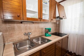 Kühlschrank, Herdplatte, Wasserkocher mit Kaffee-/Teezubehör