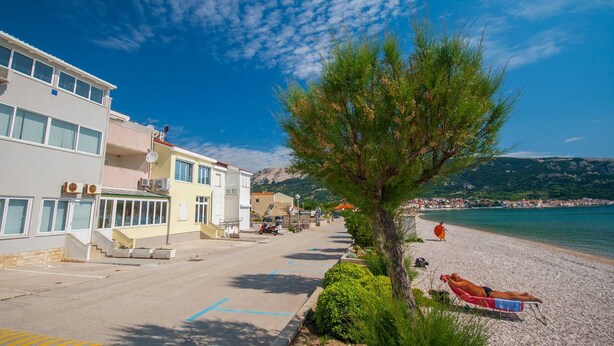 Un hôtel situé sur la côte, doté d’un parking, d’une plage et offrant une vue dégagée sur la mer.