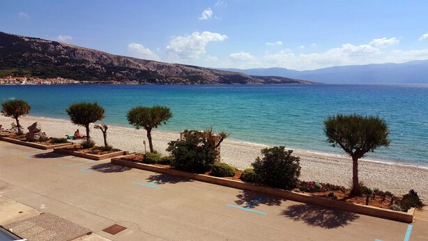 A coastal road with parking spaces and trees lining the beach. - Dubravka, studio with sea view (Baška)