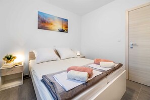 2 bedrooms, free WiFi, bed sheets - Apartment Lana with mountain and sea view (Baška)
