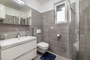 Dusche, Haartrockner, Handtücher